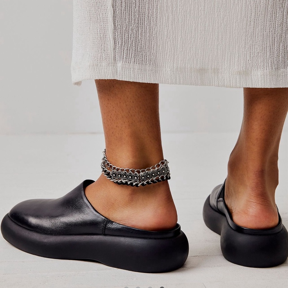 Vagabond Black Leather Slip-On Mules - Picture 3 of 9